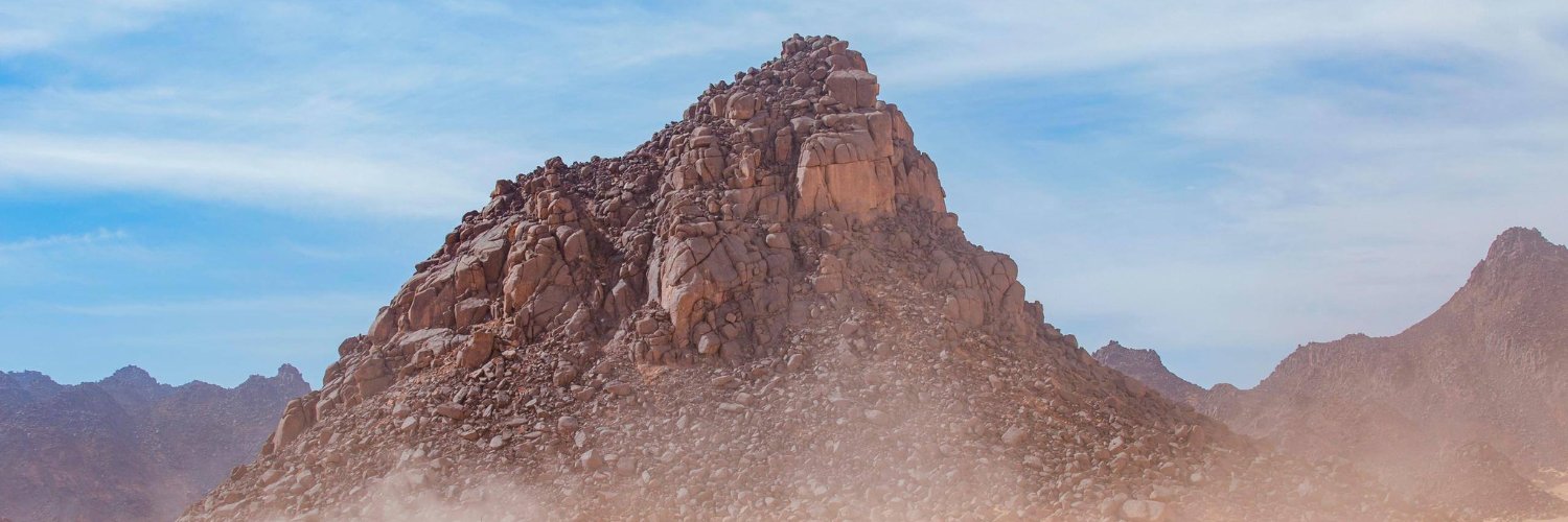 lourwana's profile banner image