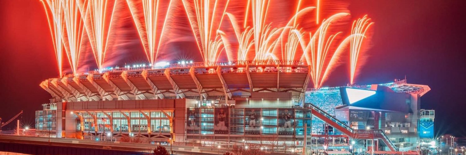 emilyrlopez 🙋🏻‍♀️🧡🏉⚾️🏀 banner