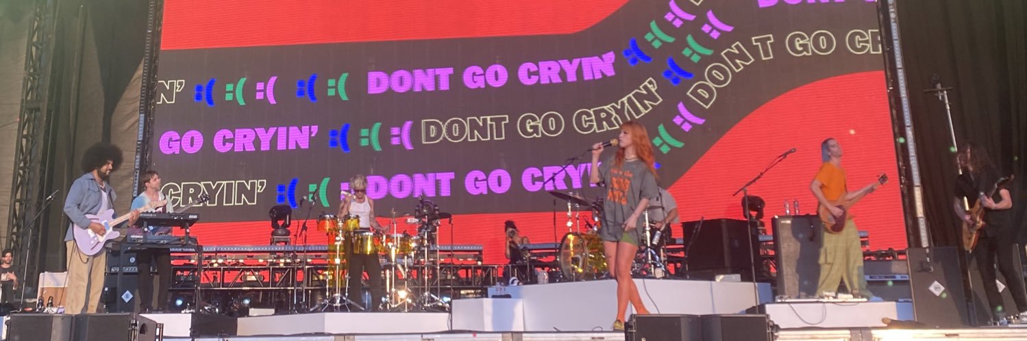 a fan of Paramore cries (hannah) banner