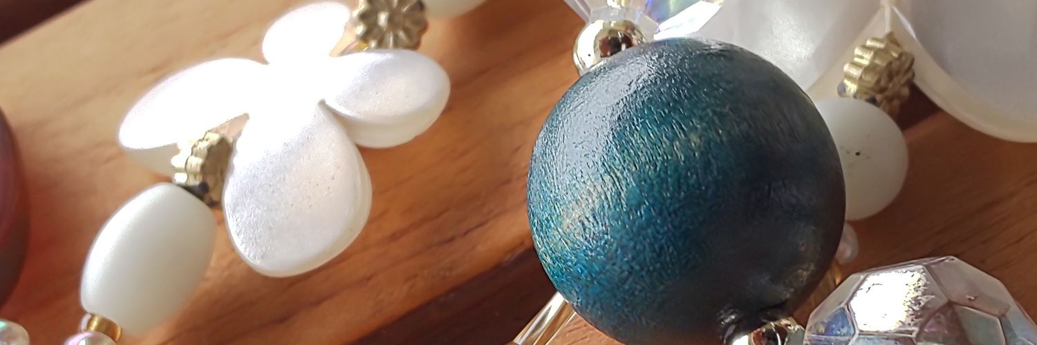 em1048's profile banner image