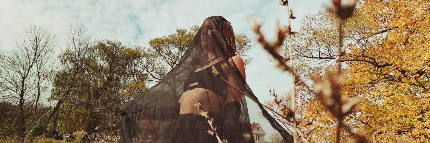 anniebacon's profile banner image