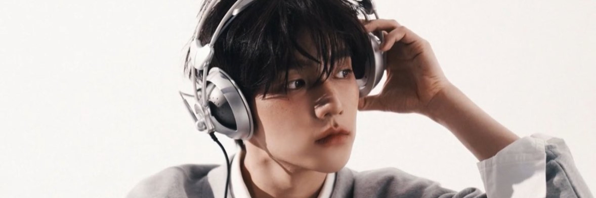 zhang hao singing banner