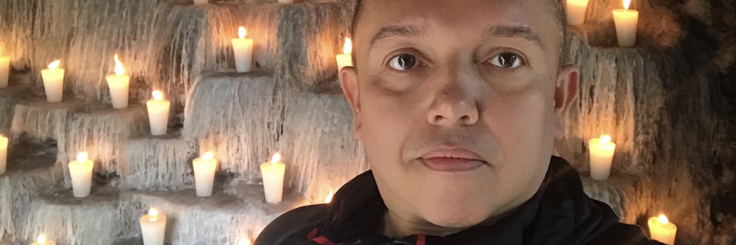 Roberto González banner