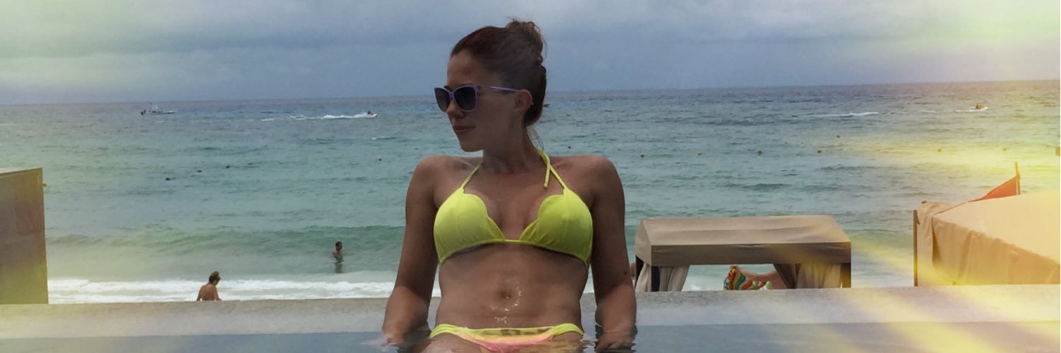 szMonique's profile banner image