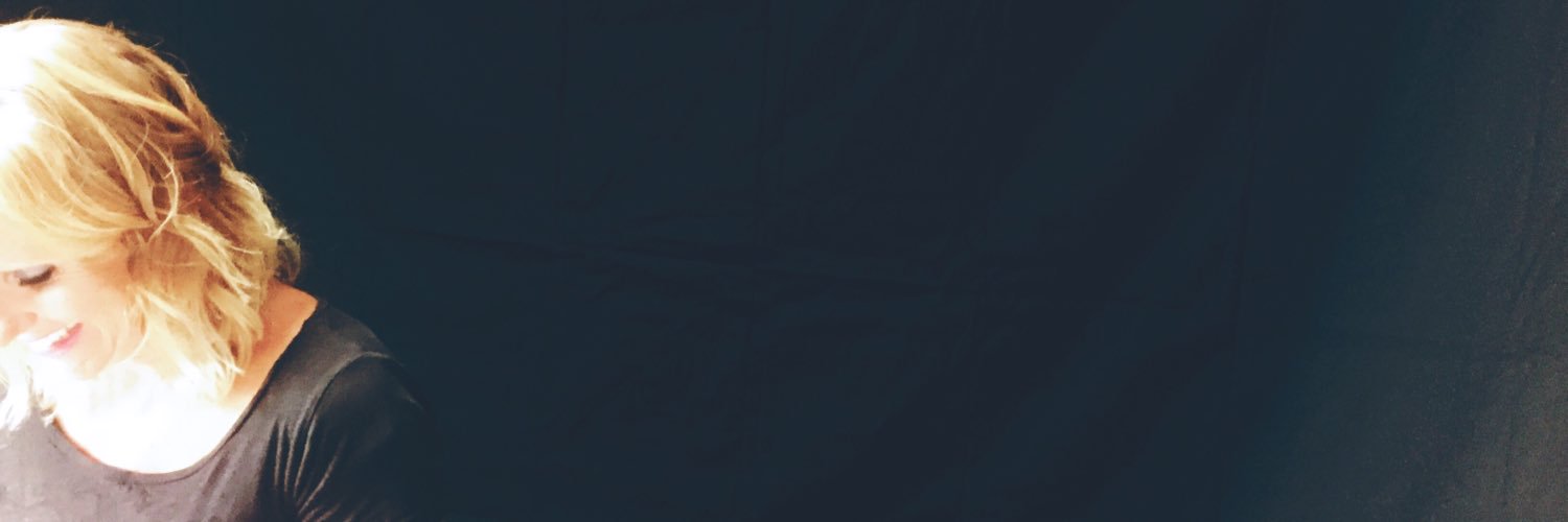 karinewsom's profile banner image