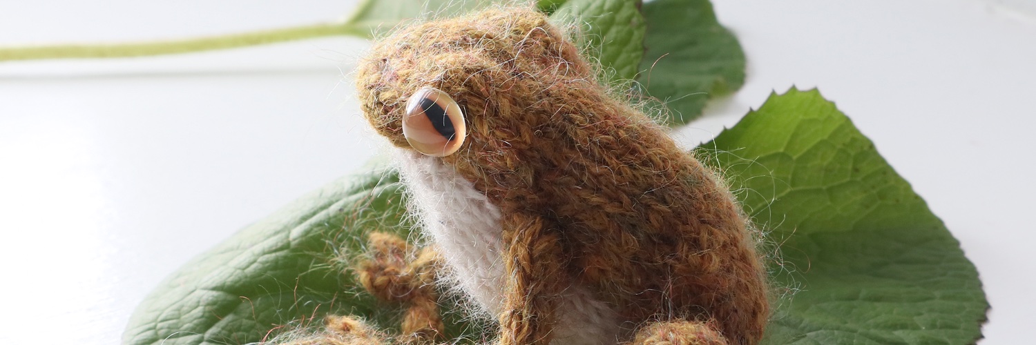 Claire Garland aka @dotpebbles_knits on Instagram banner