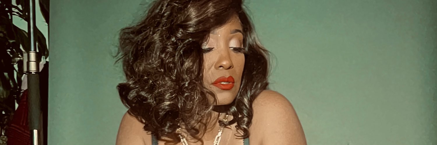 BombshellBella's profile banner image