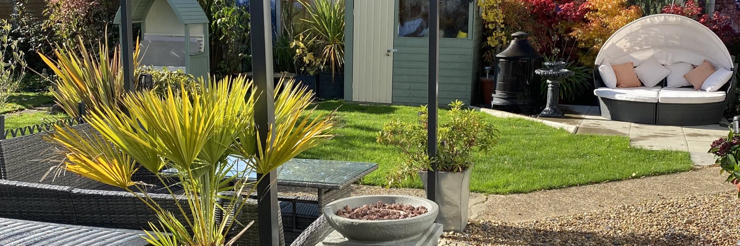 Lora🇬🇧🏴󠁧󠁢󠁥󠁮󠁧󠁿 banner