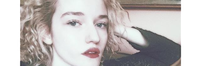 Julia-Garner(.)Net banner