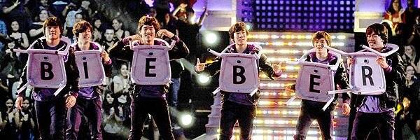 Mudżyn w bieli . banner