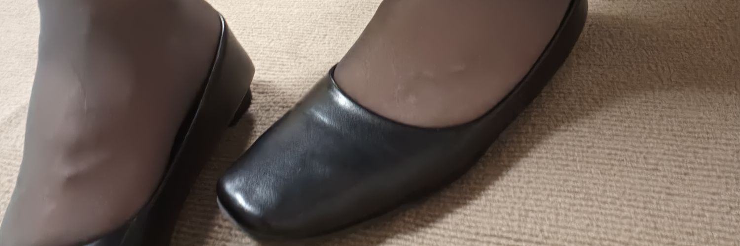 CAアリサALYSSA 🇵🇭🇯🇵ストッキングで働く脚日記working feet diary banner