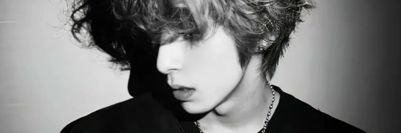 H banner
