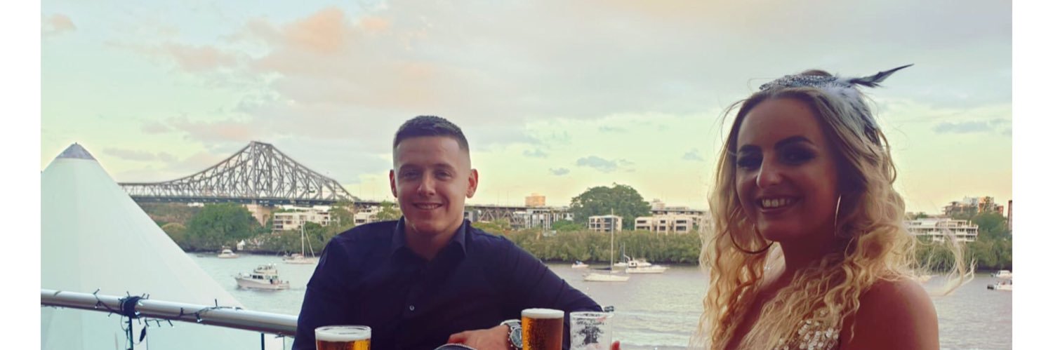 emjoneees's profile banner image