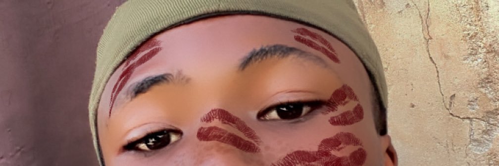 T H banner
