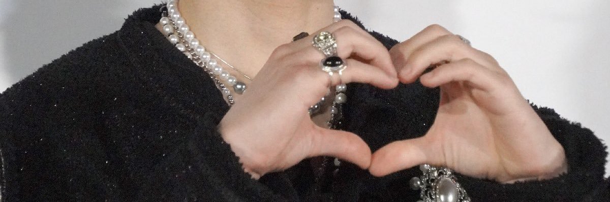 𝐦 banner