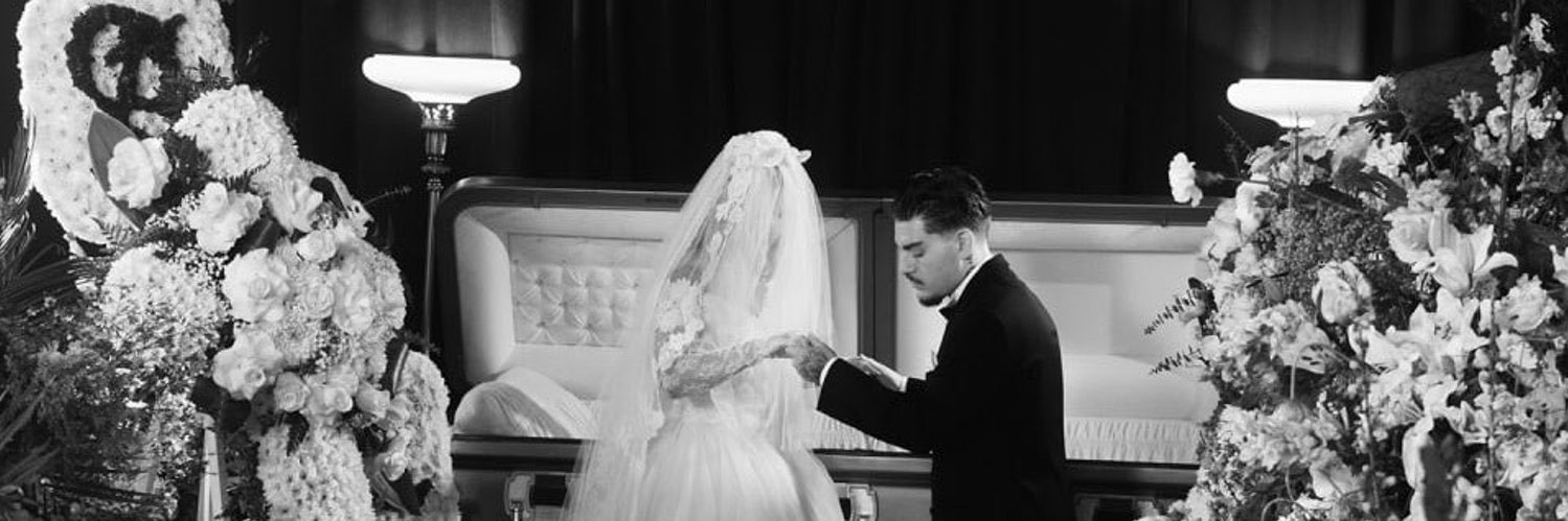 Xo/the host banner
