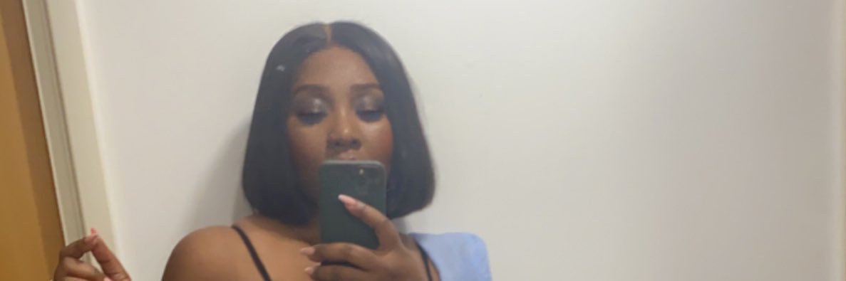 reviewswithdee's profile banner image