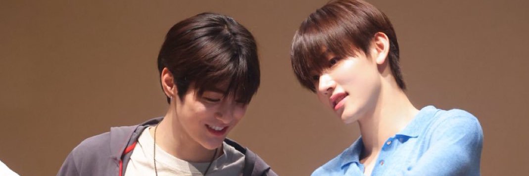 w banner
