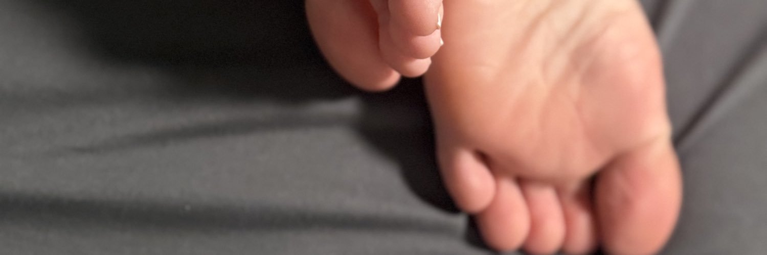 Aurora_feets banner