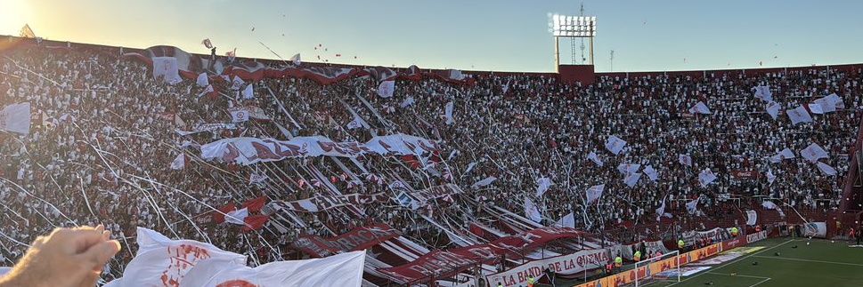 Se escucha Huracán banner