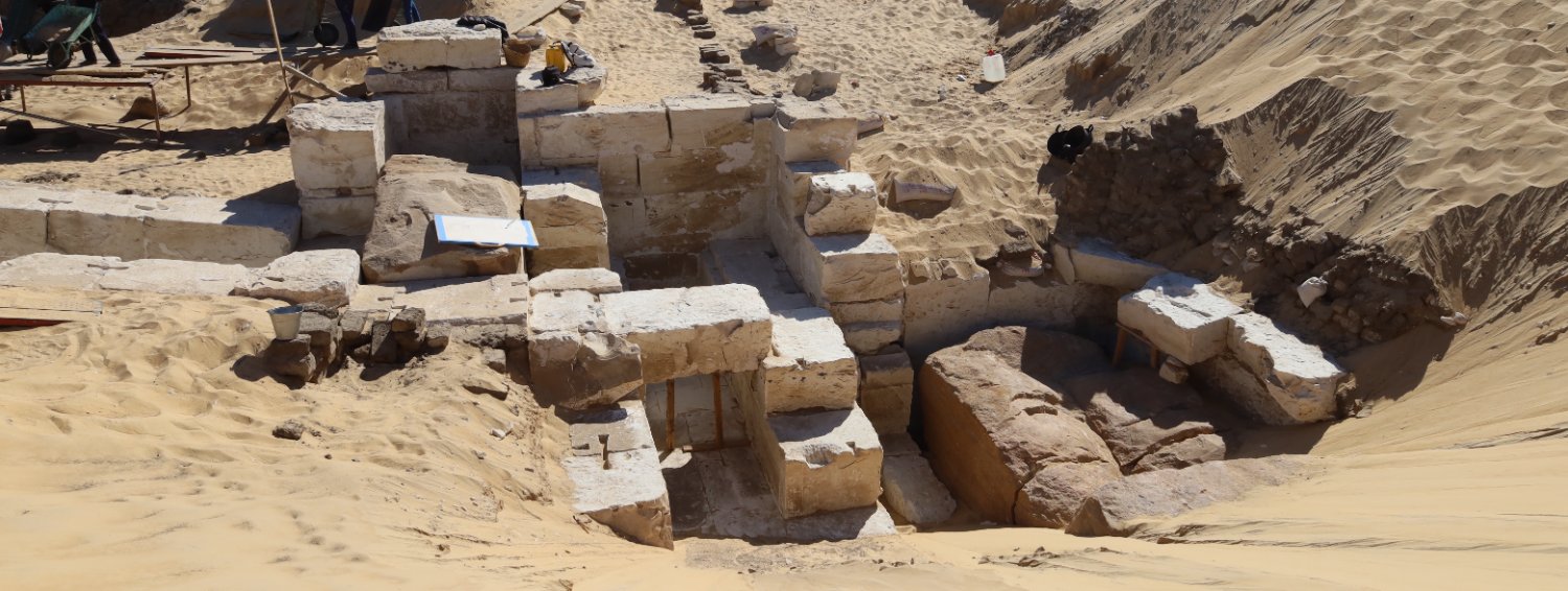 Archaeology Magazine's banner