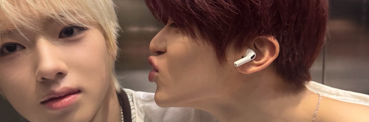 handsakup's profile banner image
