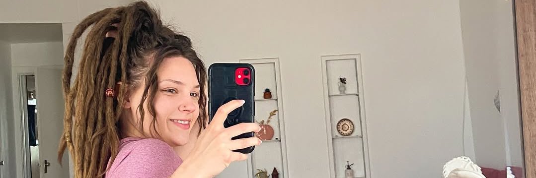 Ella 🍑 banner