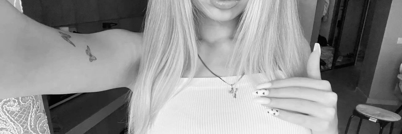 Nina Leal🍓 banner