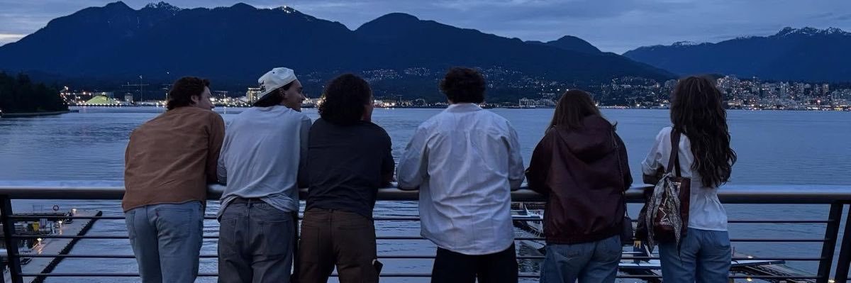 bee | cr: the goal 🏒 banner