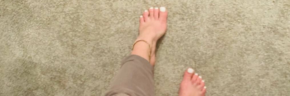 Hannah feet Queen banner