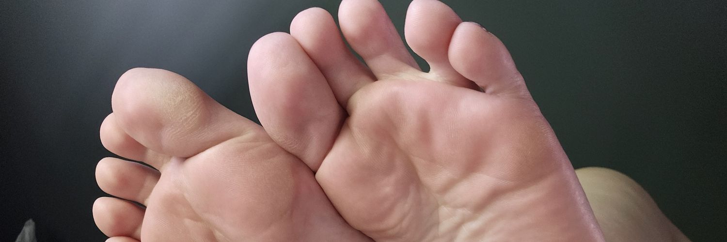 hezelfeet's profile banner image