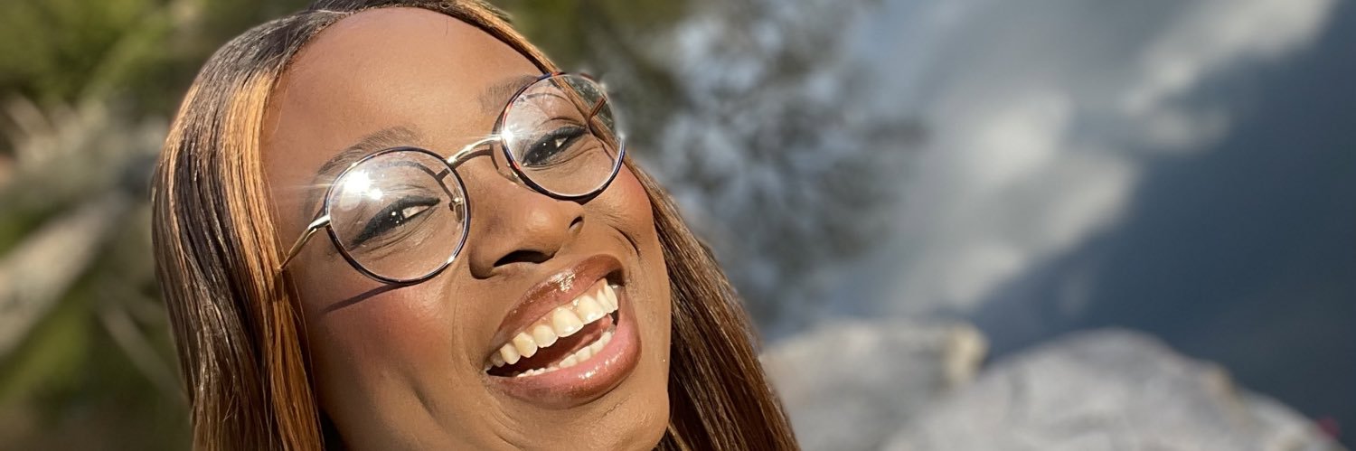 nickibint's profile banner image