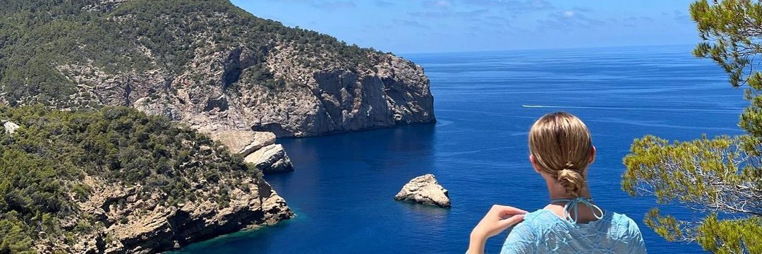 Bella ⛰ 🏖 banner