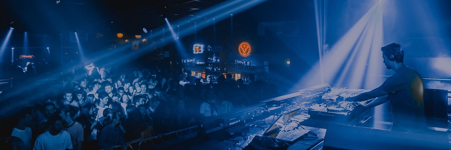 Le Petit Salon banner