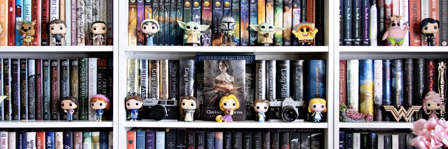 thereaderbee's profile banner image