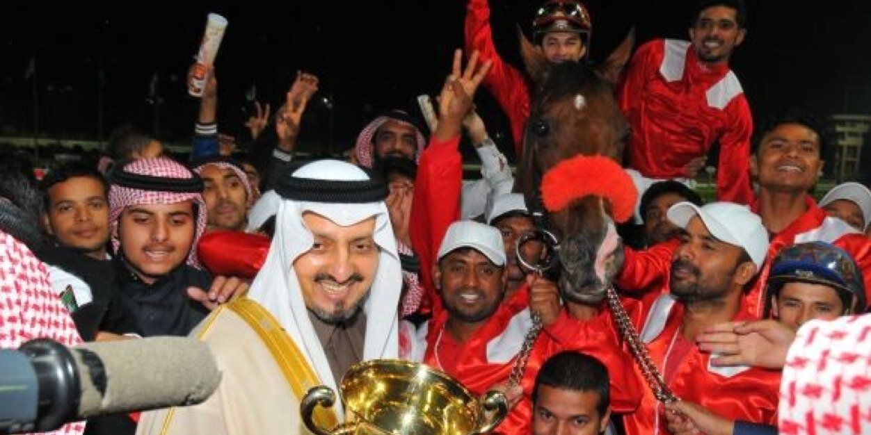 الاسطبل الاحمر banner