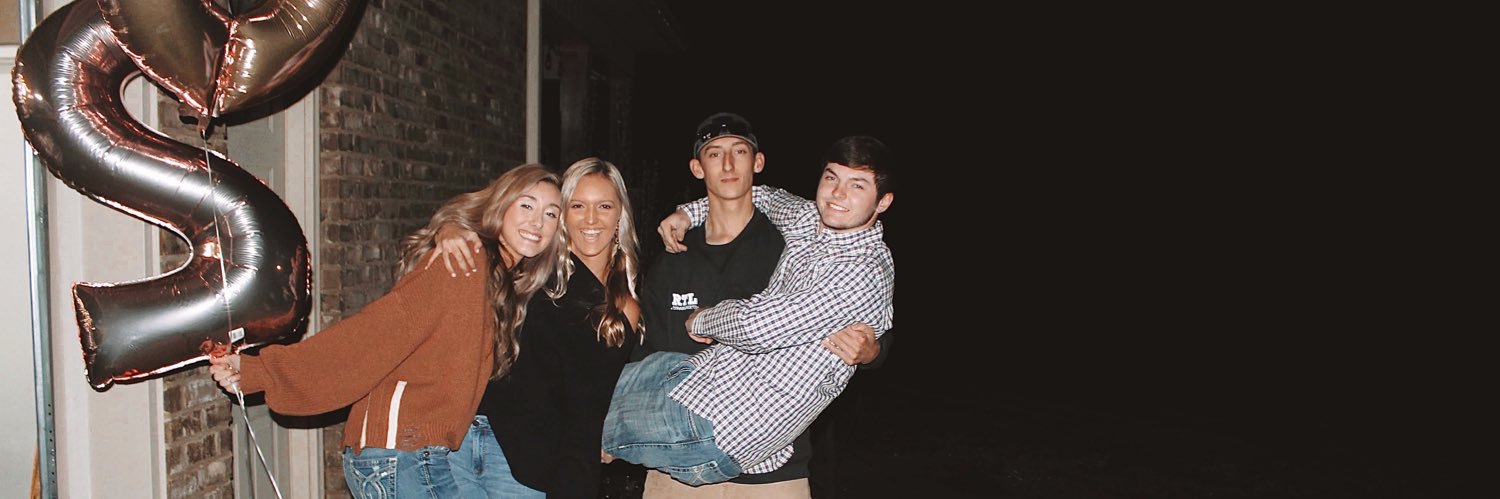 alyssakdavis99's profile banner image
