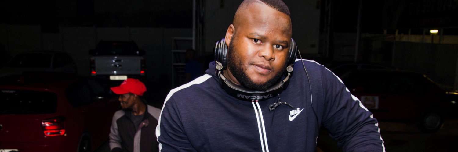 KpPooe's profile banner image