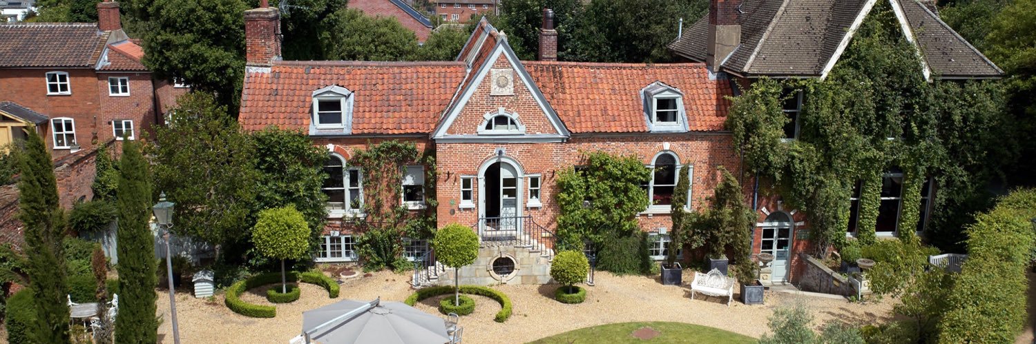 Strattons Hotel banner