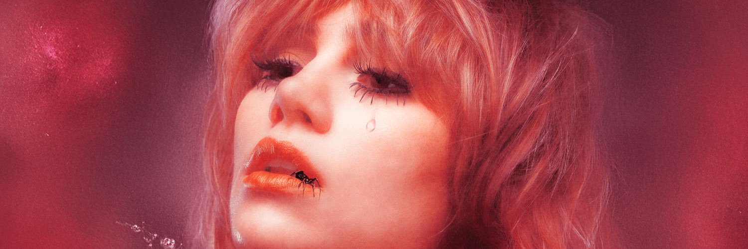 Suki Waterhouse's banner