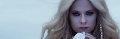 avriluxo's profile banner image