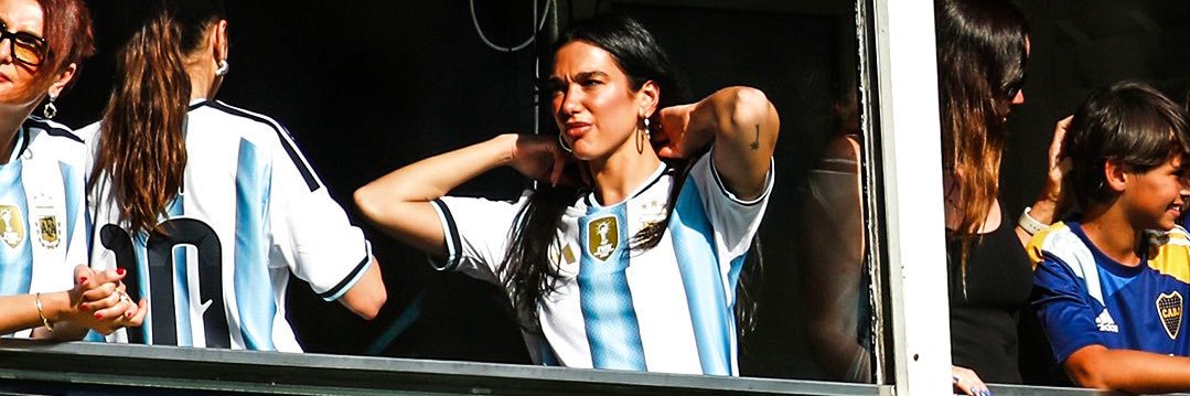DUA LIPA CON LA CAMISETA DE BOCA CURÓ MI DEPRESIÓN banner