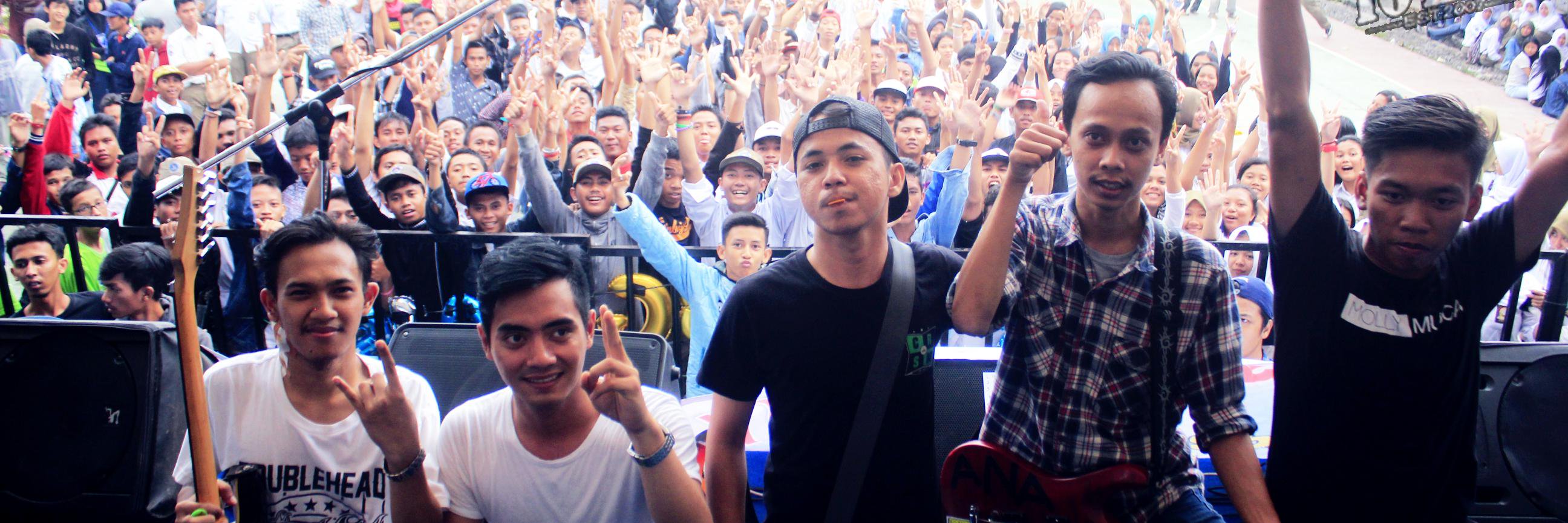 DRESSED TO KILL banner