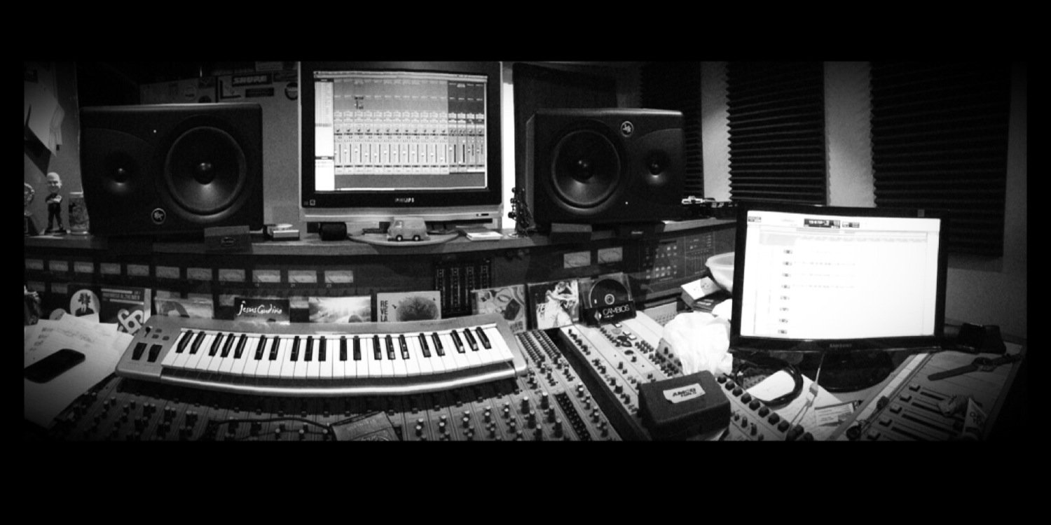 Roberto R. Andrade ▲ banner