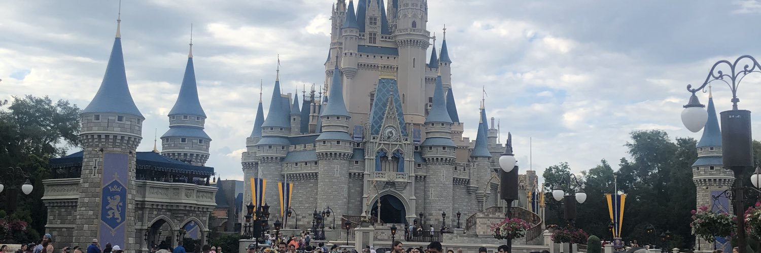 Em_ilyy12's profile banner image