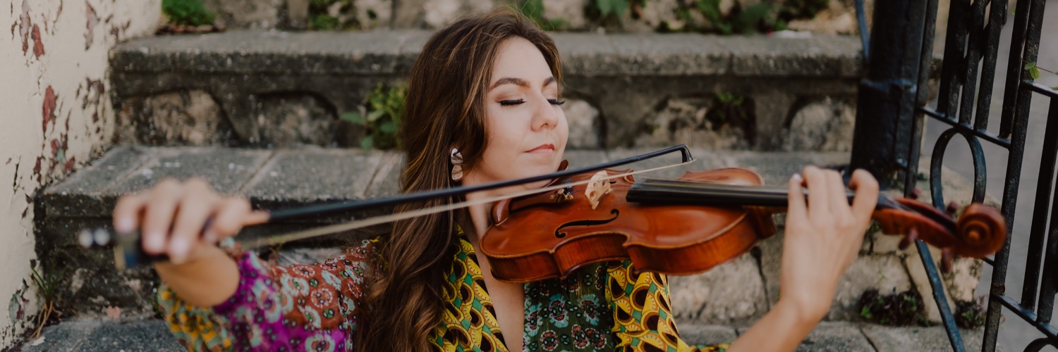 Constanza Liz. Compositora, cantante y violinista. banner