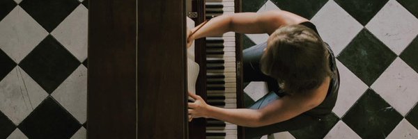 DaniHoward6 Profile Banner