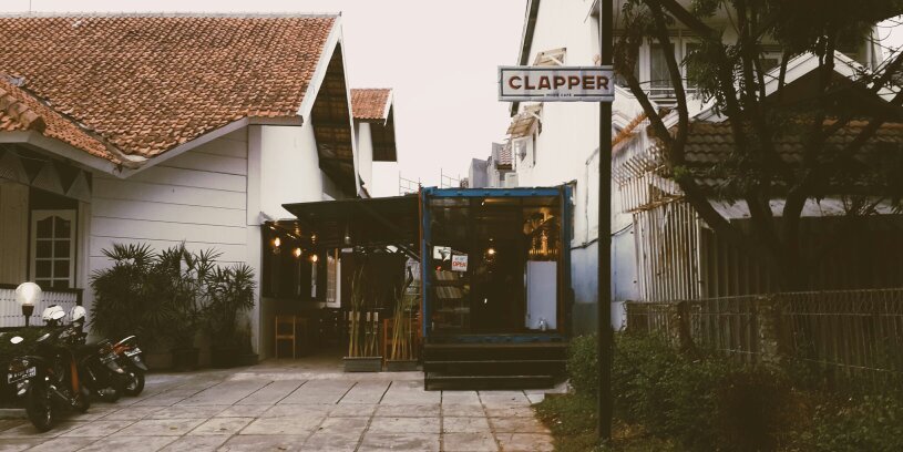 Clapper Movie Café banner