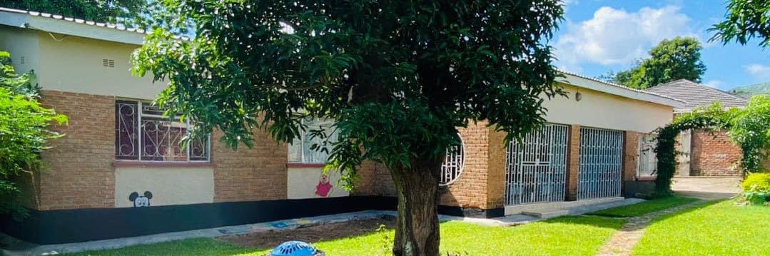 Fee-ka Hostel, BT banner