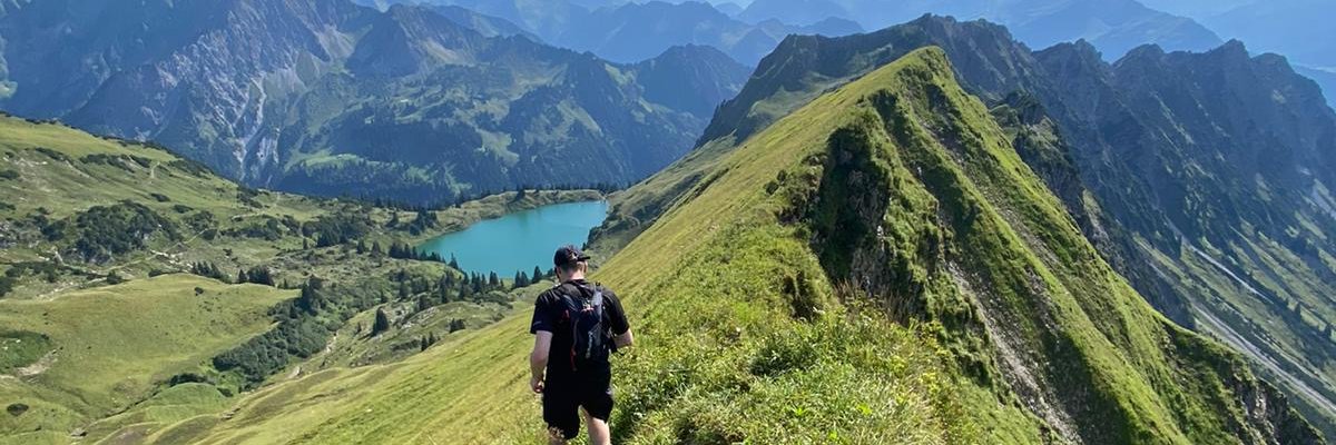 Robin Dechant banner